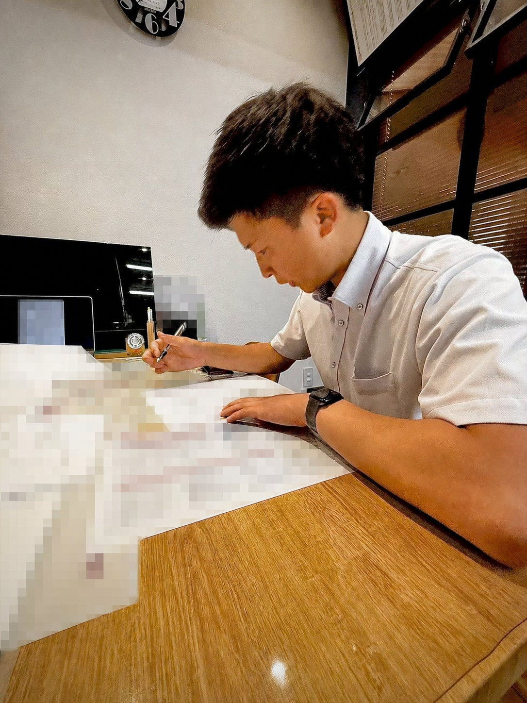 住まいの契約書類を確認するお客さま
