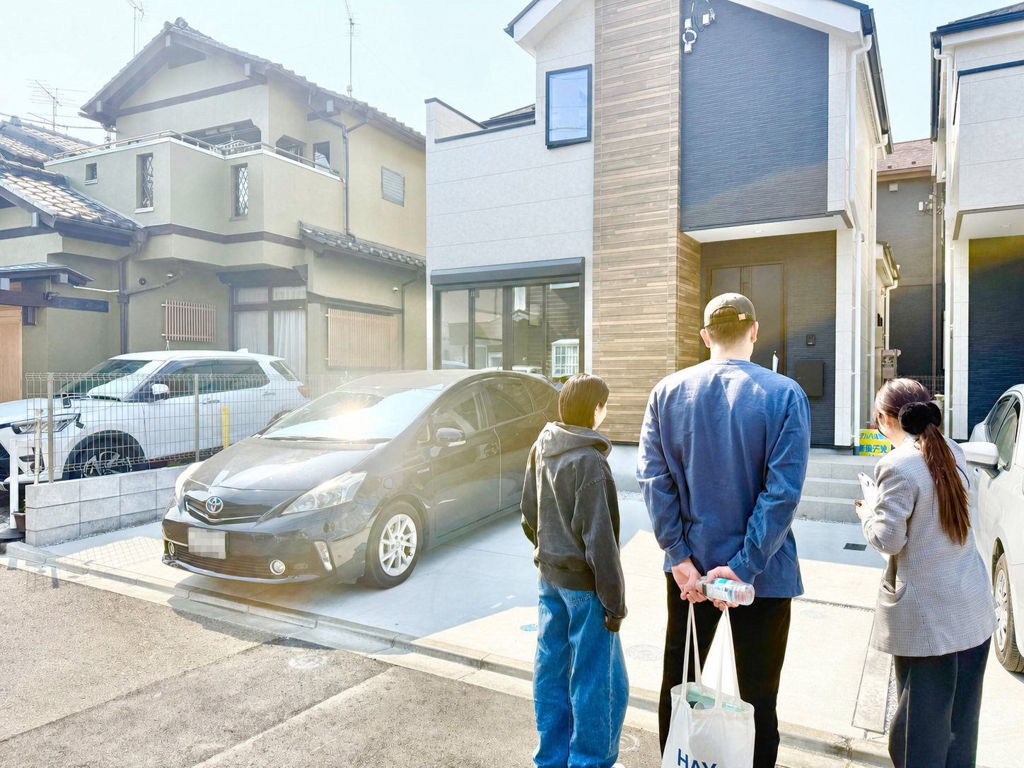 ご家族で新築戸建てを見学する様子